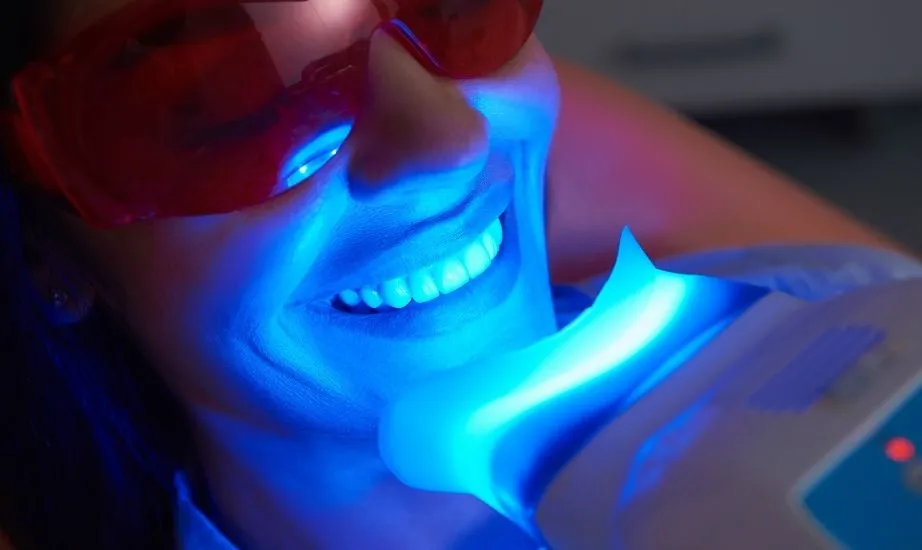 Séance de blanchiment dentaire à la lampe LED